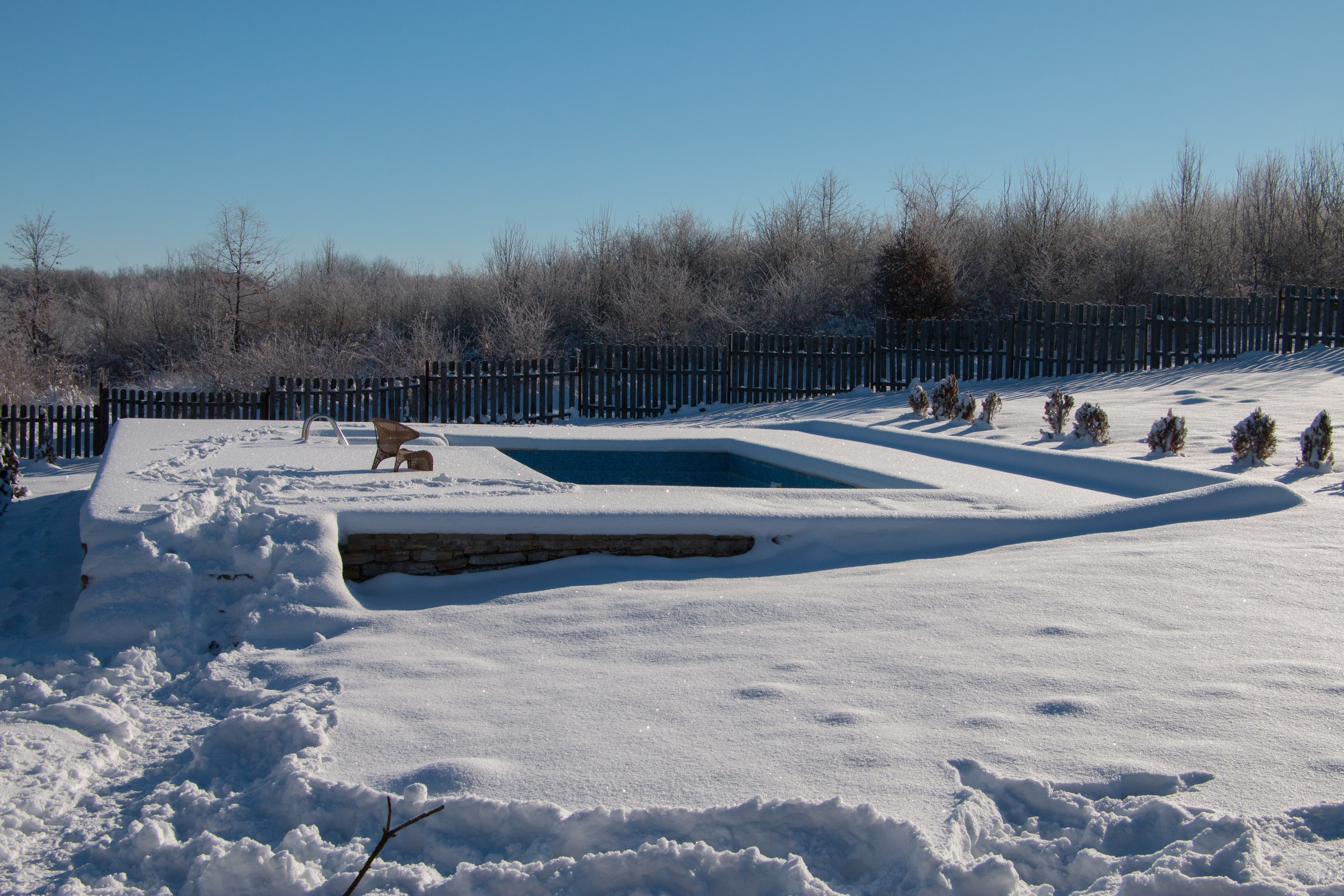 piscine en hiver sous la neige