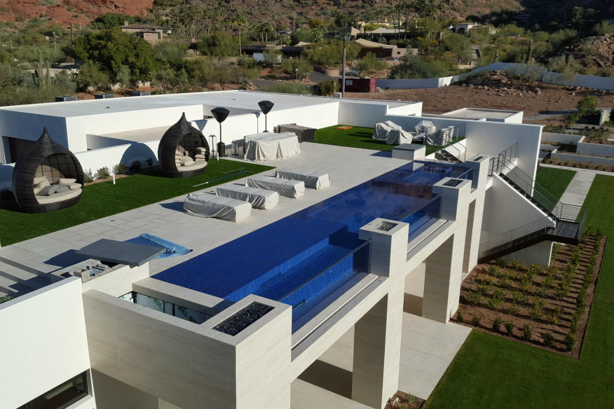 une piscine en hauteur