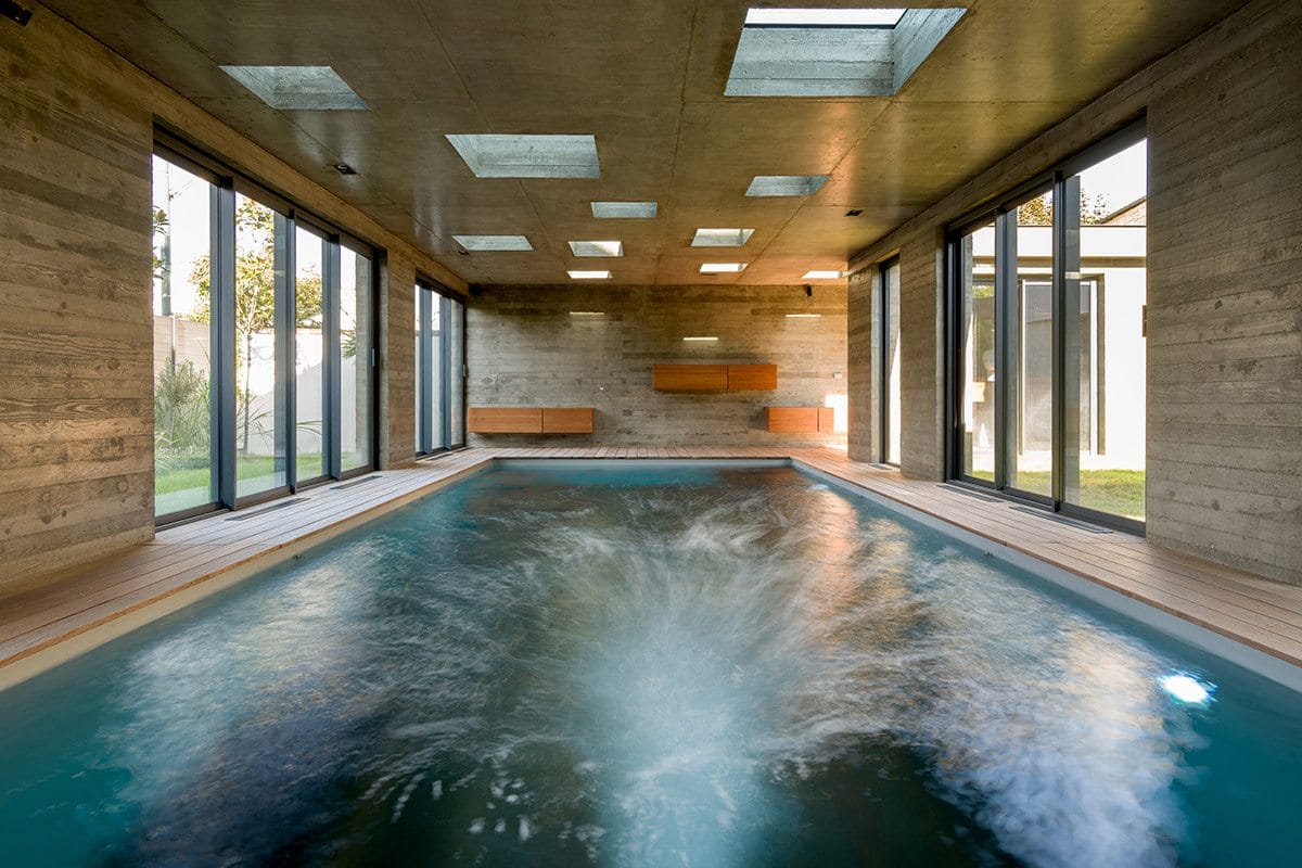 Nage à contre-courant dans piscine intérieure