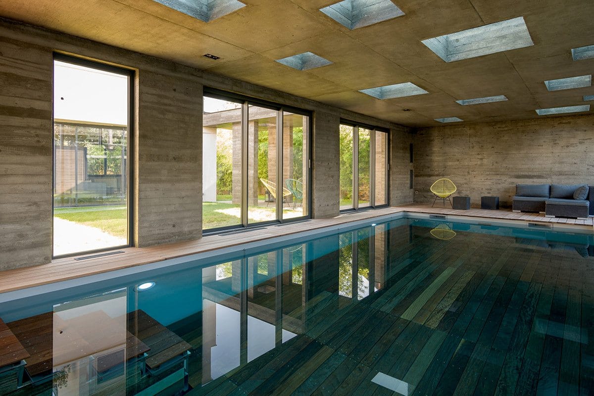 Piscine intérieure à fond mobile