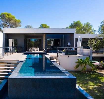 a Coopérative des Pisciniers, un regroupement de professionnels indépendants travaillant dans tous les secteurs de la piscine