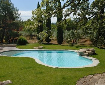 Intégrer la piscine au jardin