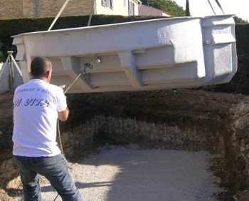Grutage d'une piscine coque