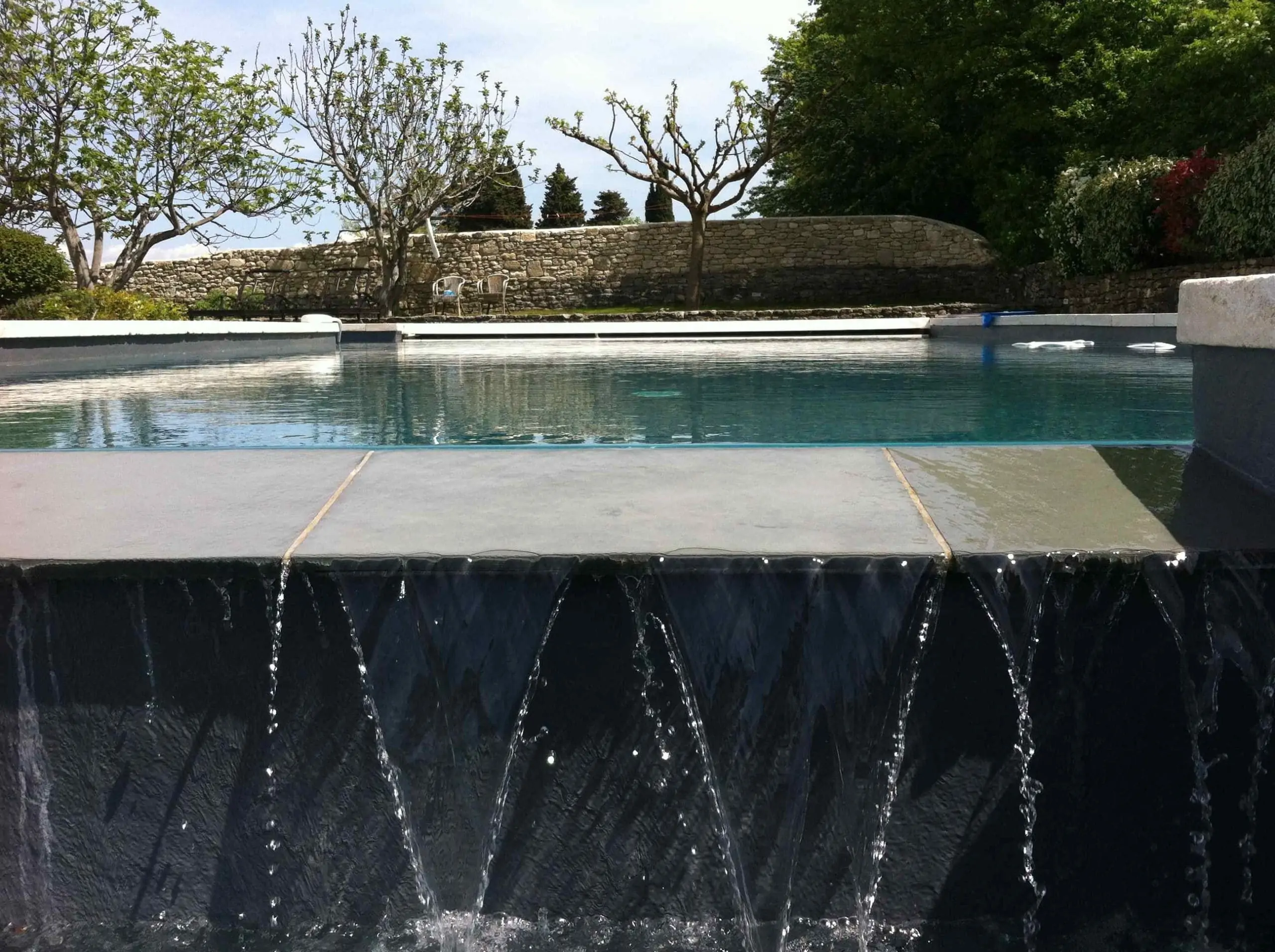 Piscine à débordement