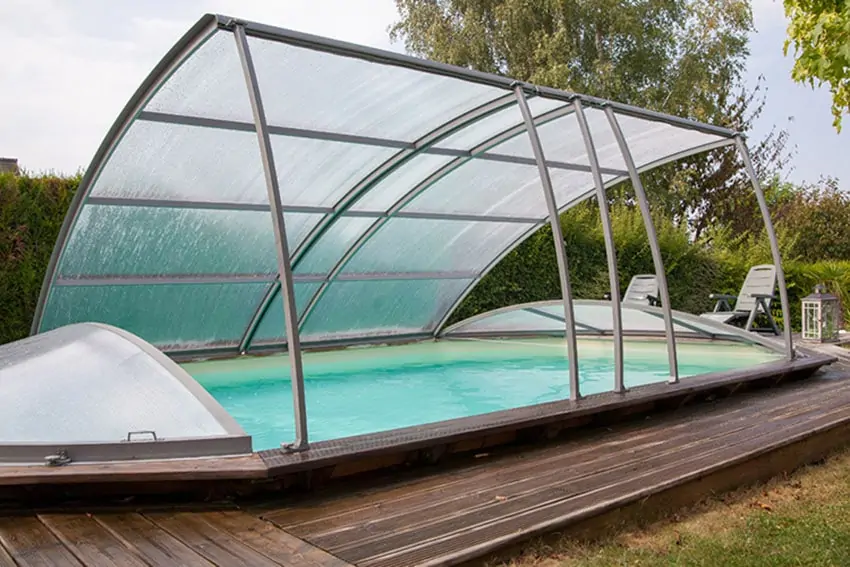 Abri pour piscine hors-sol en bois.
