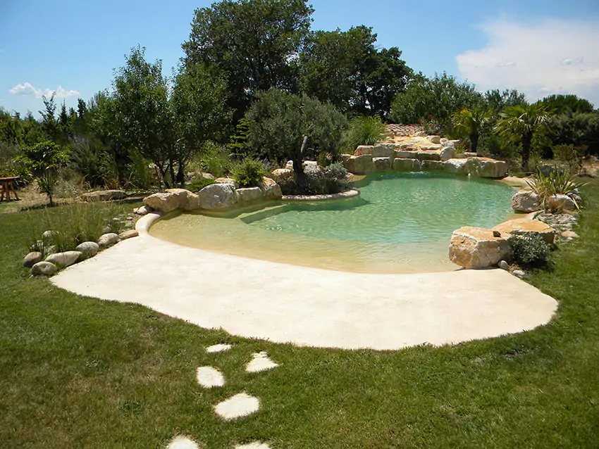 Piscine de forme libre