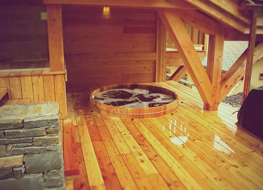 Spa rond en bois encastré dans terrasse