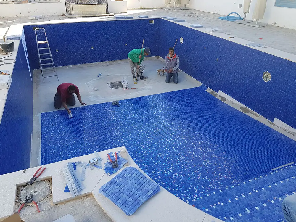 pose de mosaïque Reviglass dans la piscine de l'Hôtel Dar Saïd