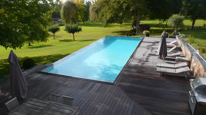 Piscine à débordement