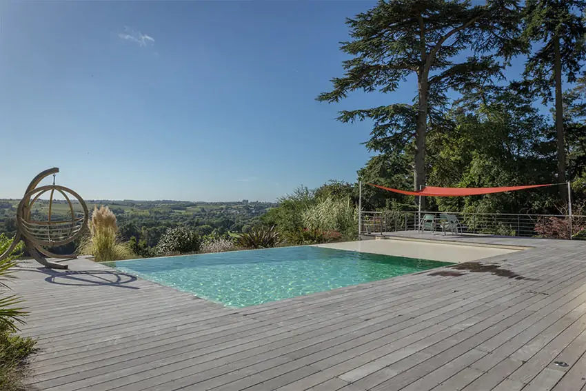Piscine à débordement
