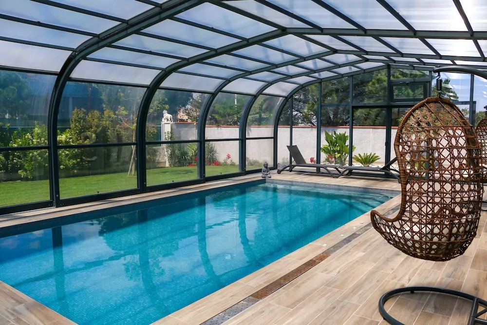 Piscine intérieure avec abri
