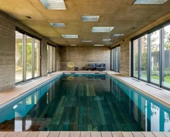piscine intérieure avec fond mobile